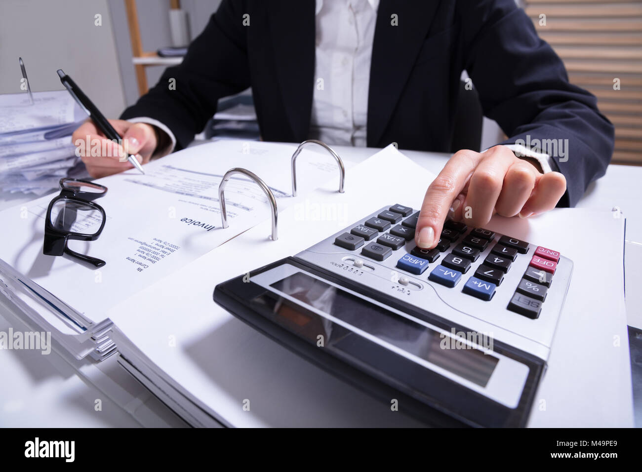 Au milieu d'affaires Le calcul de facture avec calculatrice et factures à 24 Banque D'Images