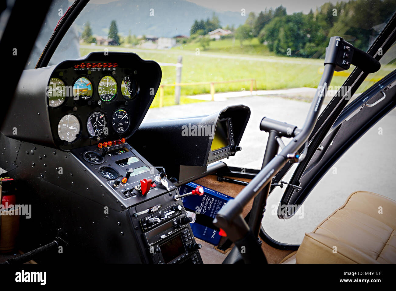 Pilotage d'un hélicoptère Banque D'Images