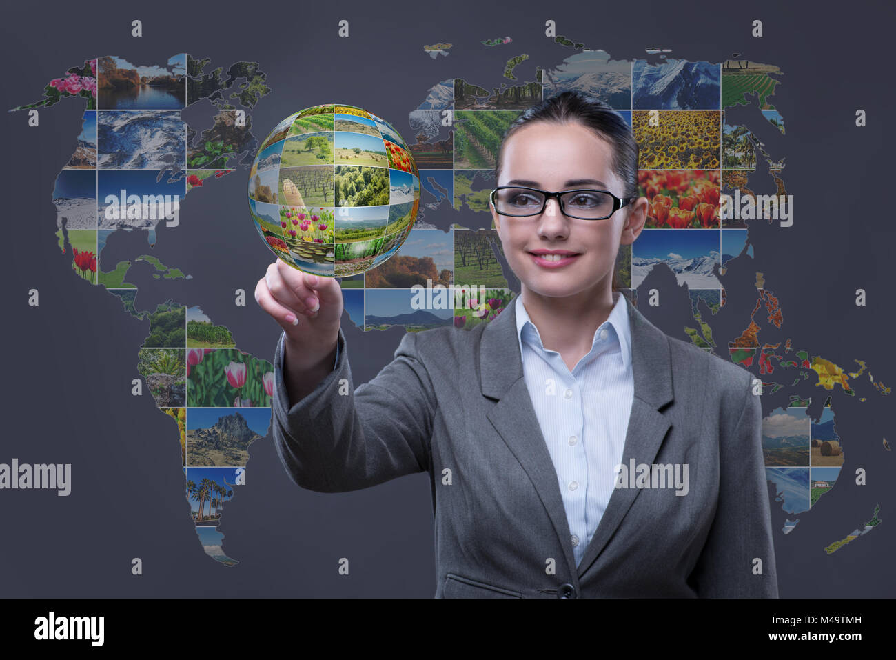 Femme en appuyant sur le bouton virtuel avec la nature photos Banque D'Images