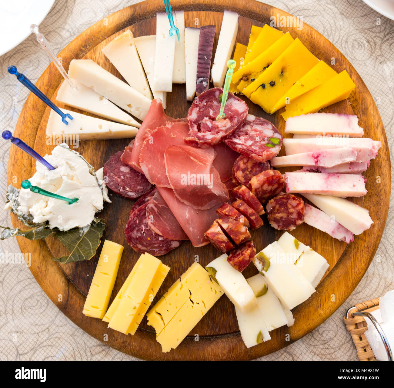 Assiette de fromage et de salami sicilien vu dans Ragusa Banque D'Images