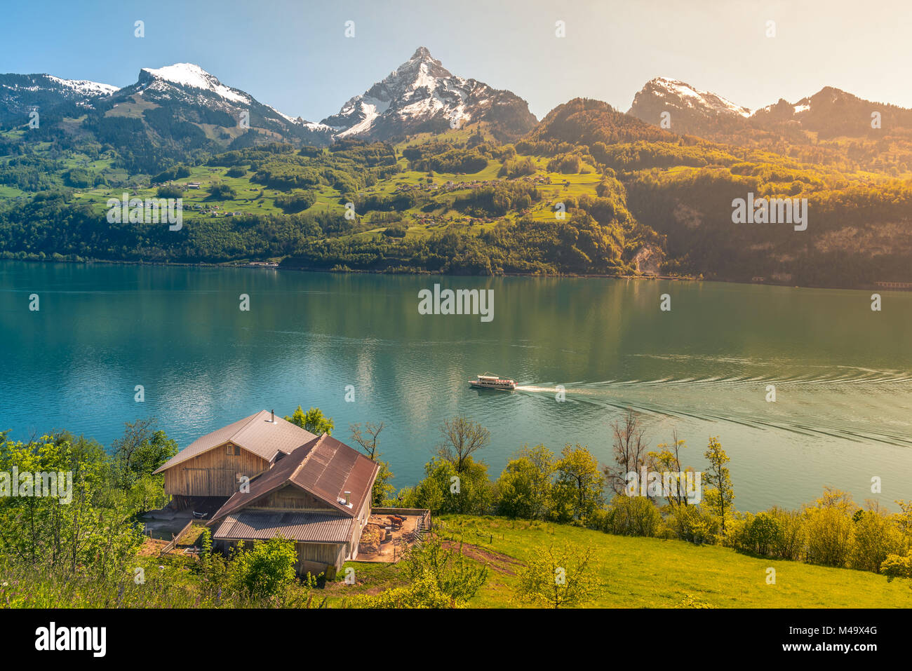 Paysage alpin pittoresque chauffé par la lumière du soleil Banque D'Images