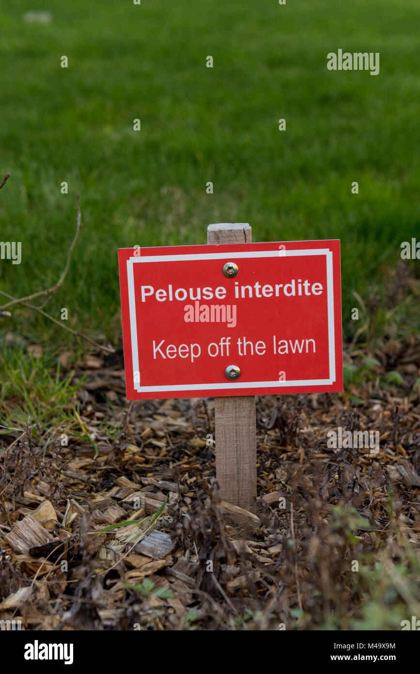 Inscription en français 'garder de la pelouse", dans un parc Banque D'Images