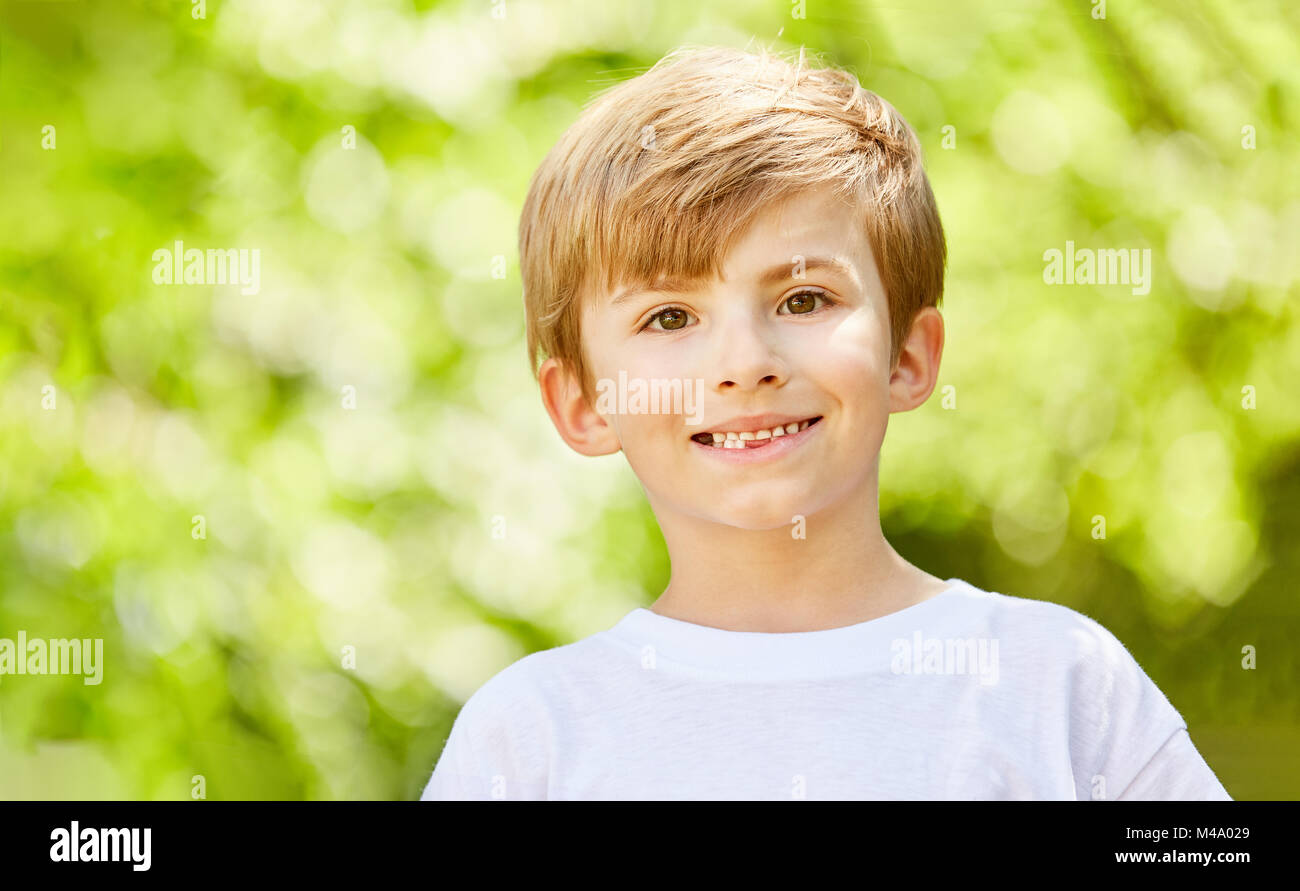 Smiling boy comme un enfant d'anniversaire ou en vacances d'été Banque D'Images