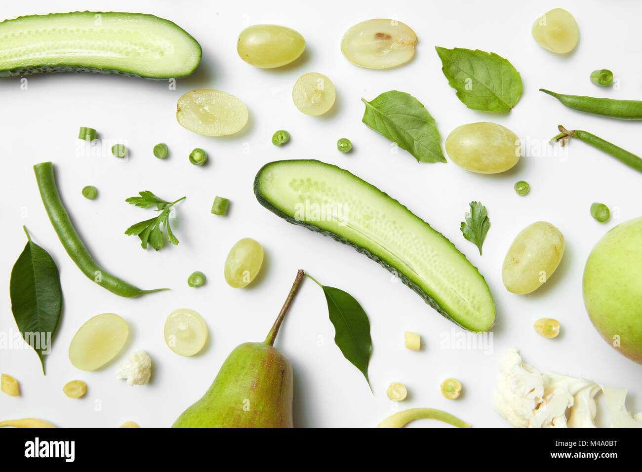 Les légumes verts frais et fruits sur fond blanc. Banque D'Images