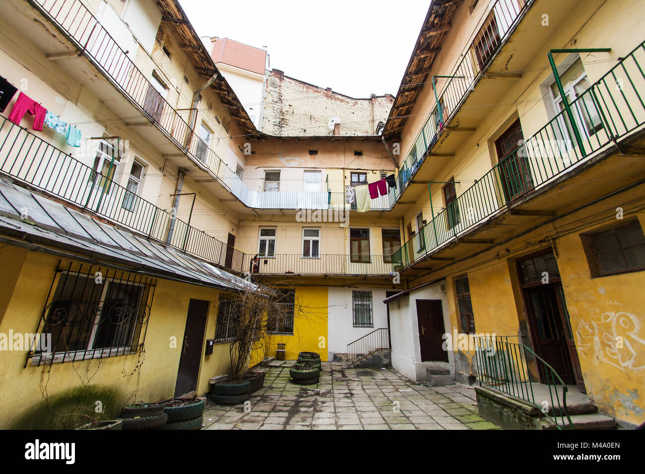 Une cour typique dans la vieille ville de Lviv . Banque D'Images