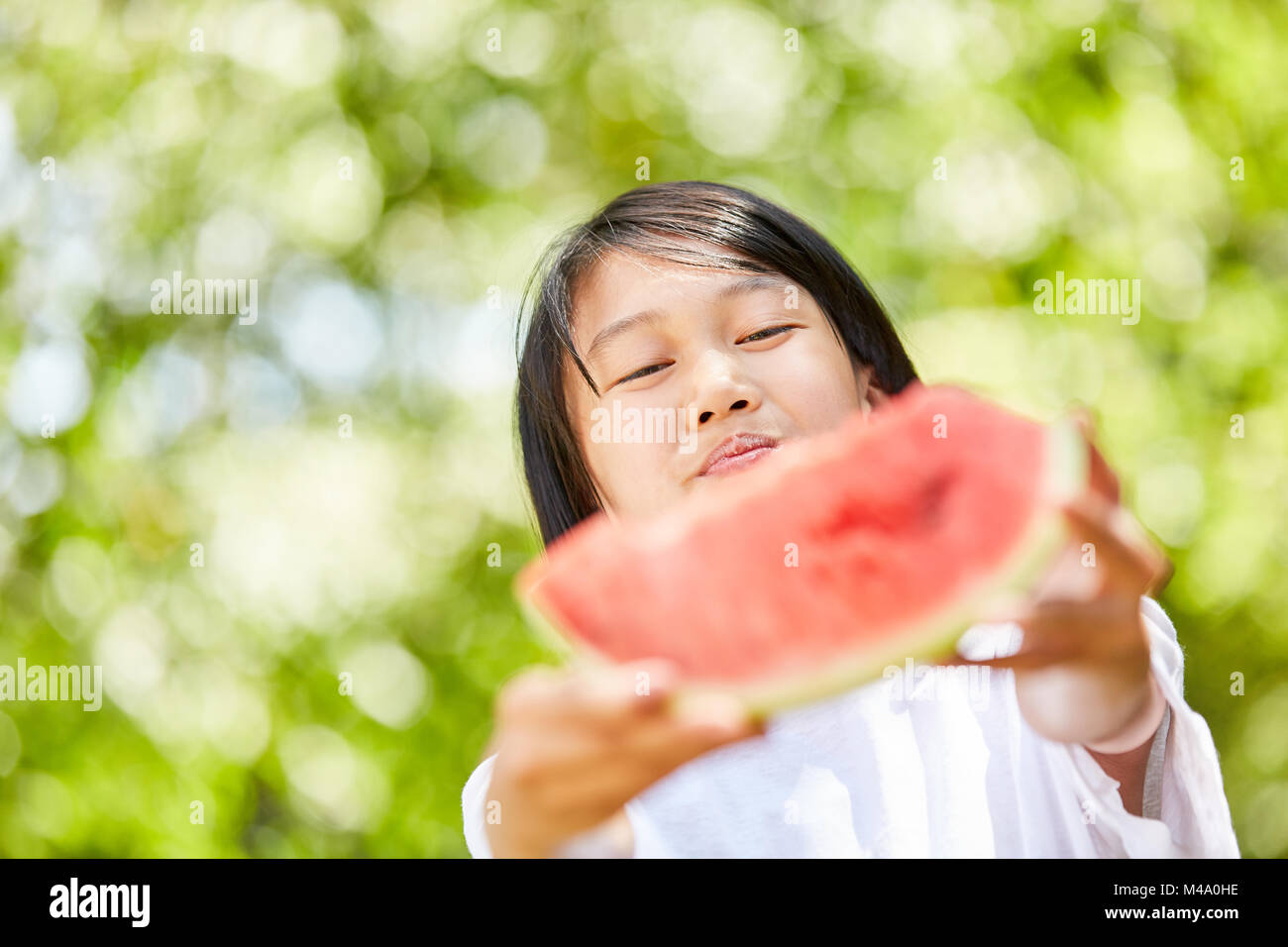 Asian girl se répand un morceau de pastèque lors d'une fête Banque D'Images