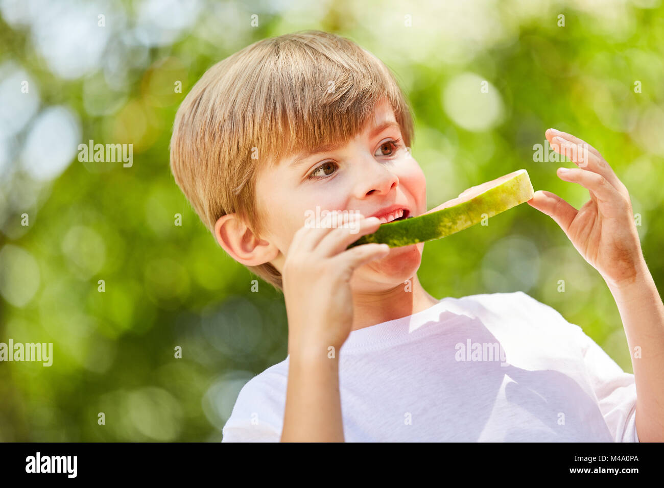 Garçon affamé mange une pastèque sain et délicieux en collation Banque D'Images