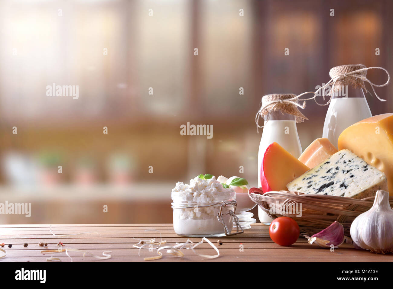 Assortiment de produits laitiers artisanaux sur une table en bois dans la cuisine rustique. Vue de face. Composition horizontale Banque D'Images