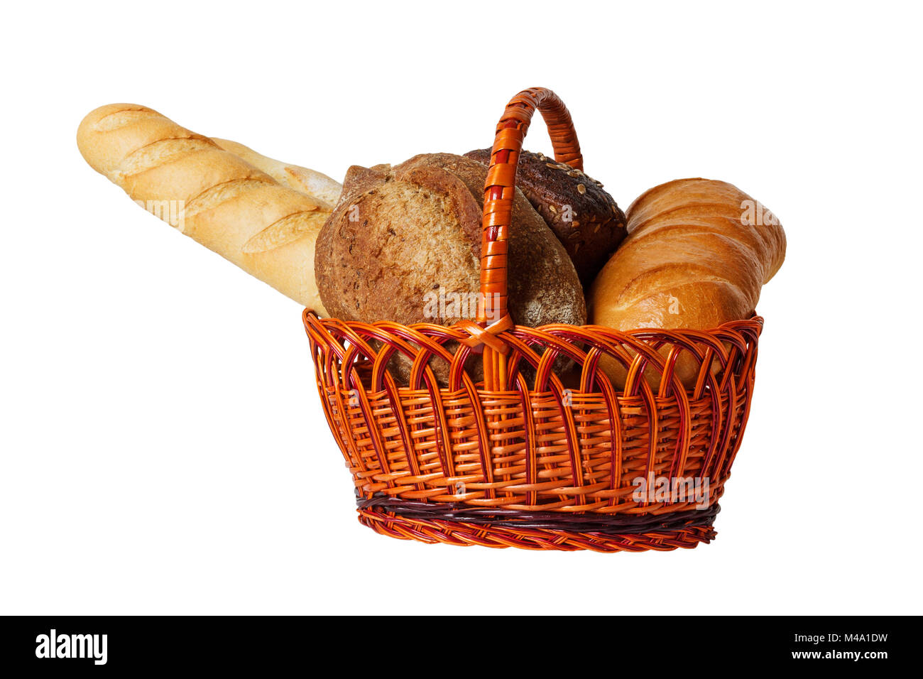Panier en osier avec un assortiment de produits à pâtisserie isolé sur fond  blanc Photo Stock - Alamy