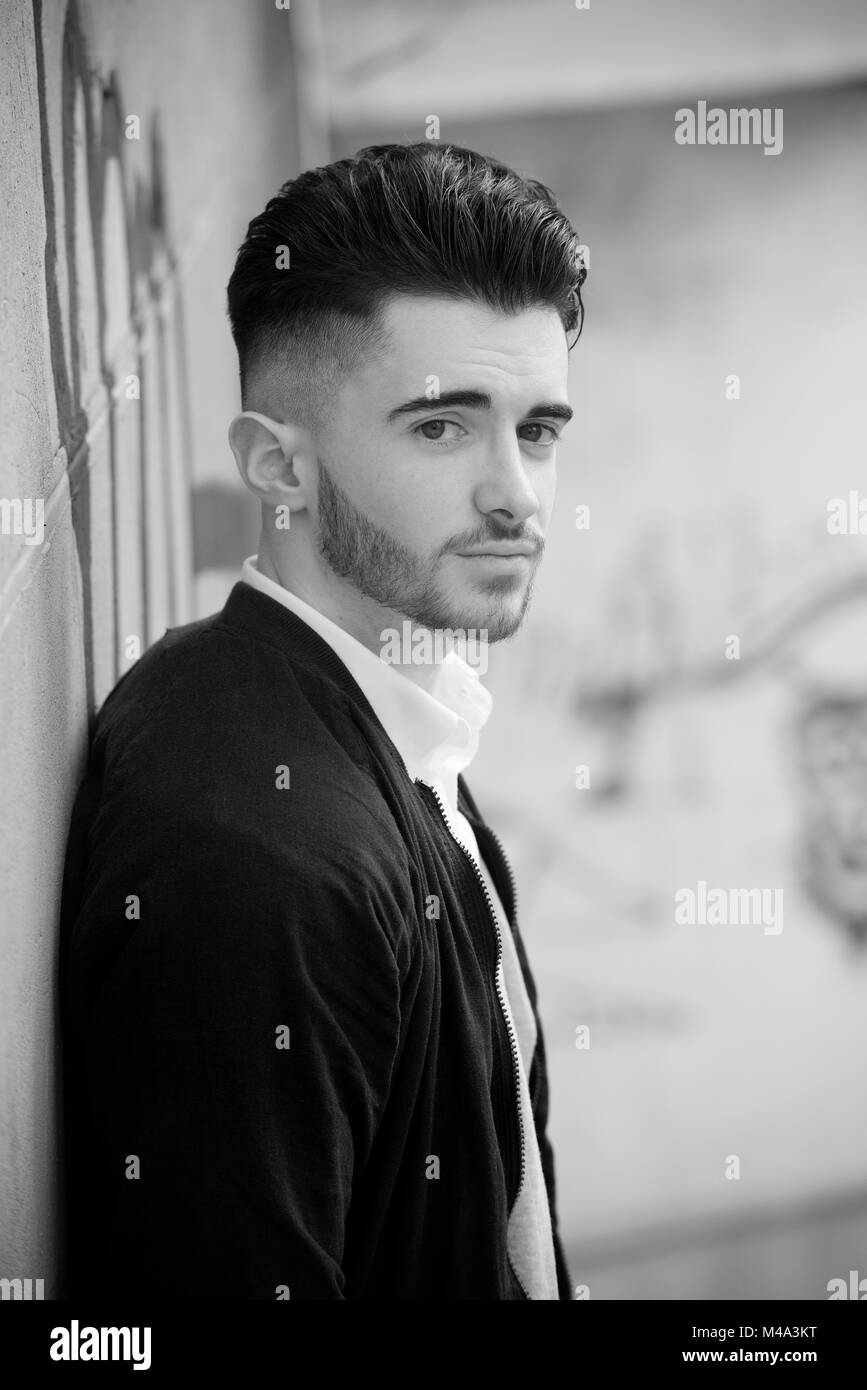 Jeune homme - fashion style sur l'emplacement de la rue Banque D'Images