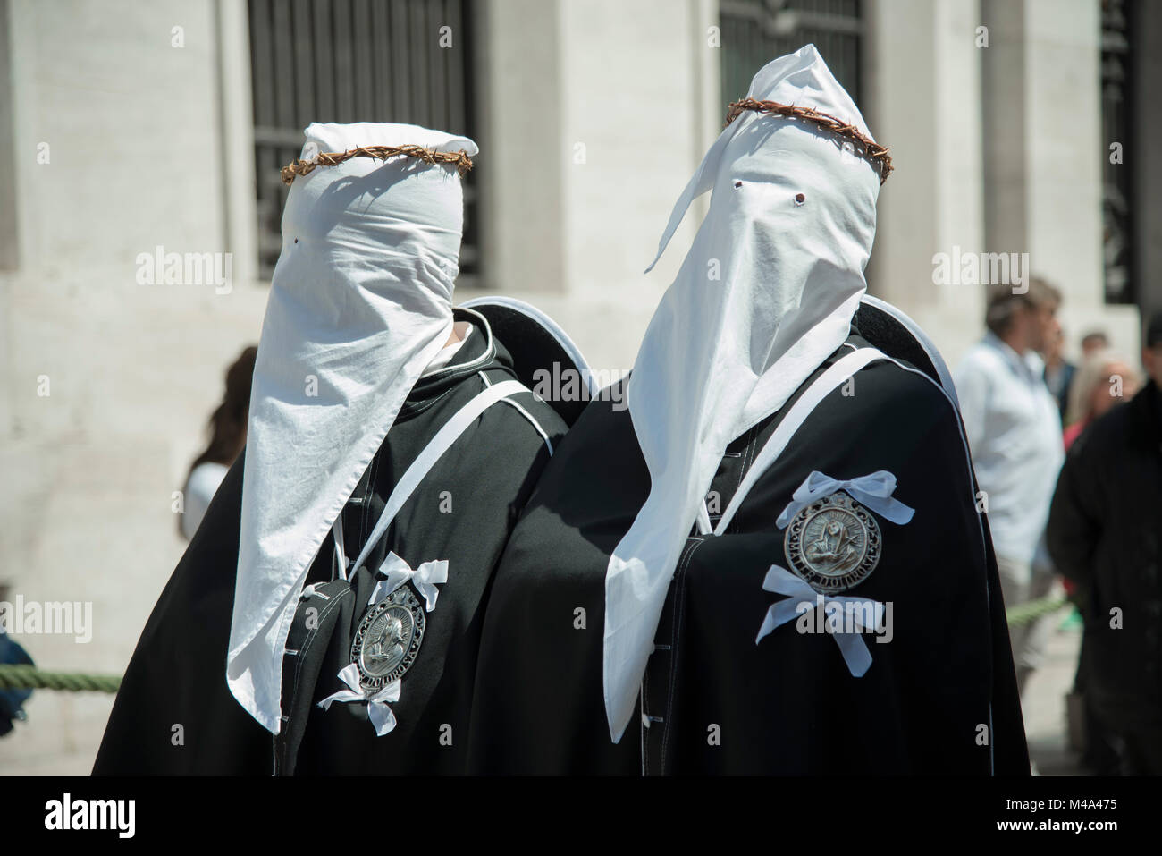 Les rites de la Semaine Sainte à Tarente sont des événements qui ont lieu dans la ville à partir de dimanche des Rameaux.La pardonne sont des paires de confrères de Carmine. Banque D'Images