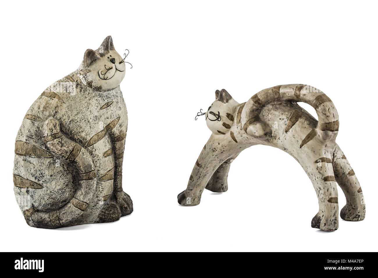 Les chats, figurine céramique isolé sur fond blanc Banque D'Images