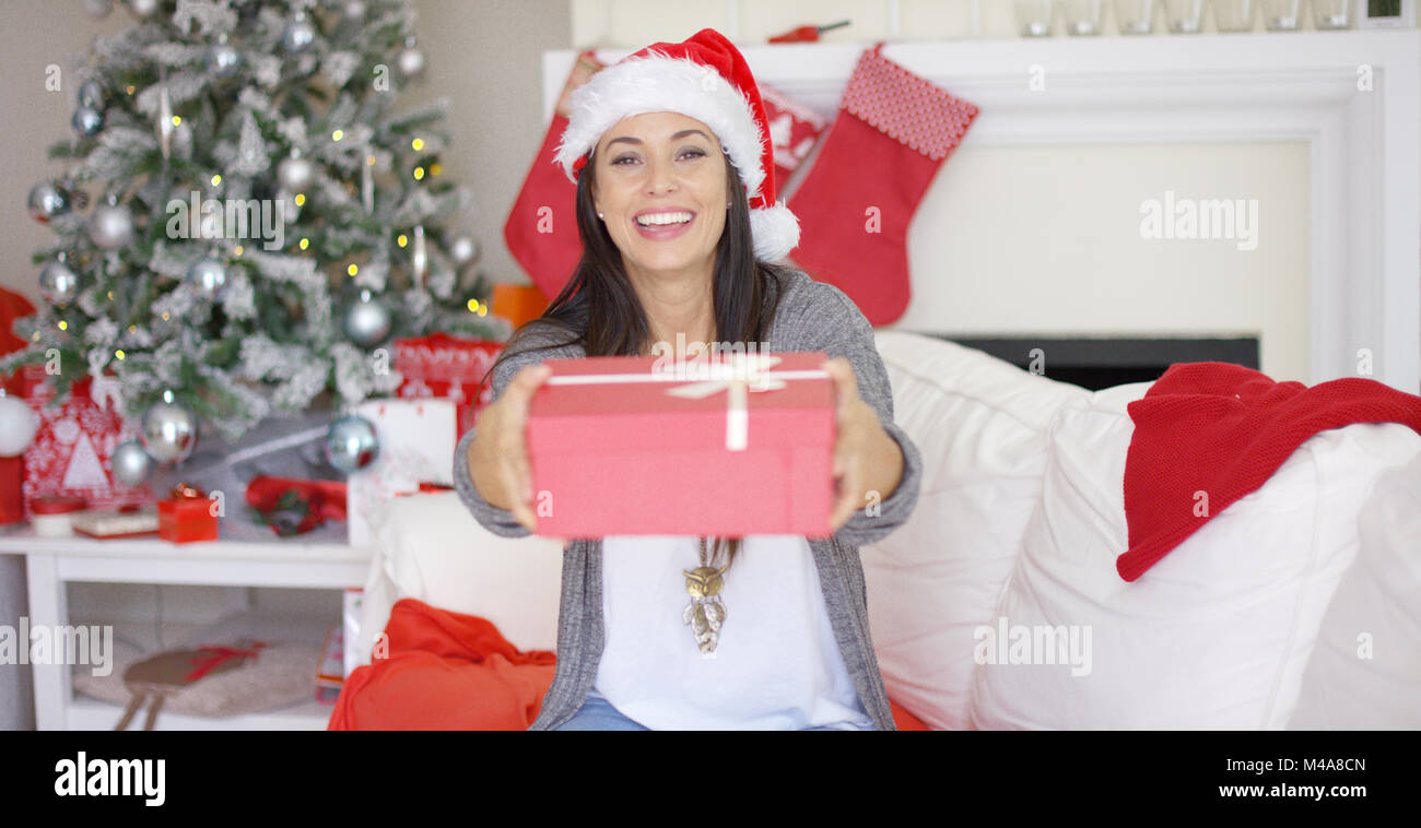 Laughing woman offrant un grand cadeau de Noël Banque D'Images