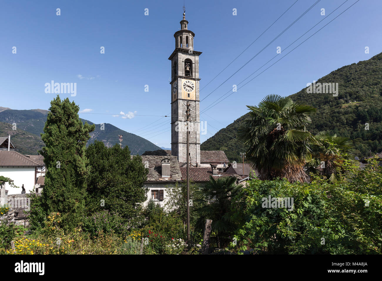 Église paroissiale de San Gottardo avec tour de l'église la plus élevée au Tessin,Intragna,Centovalli, Canton du Tessin, Suisse Banque D'Images