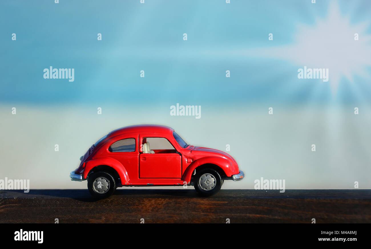 Petite voiture rouge avec rayons,VW Coccinelle Banque D'Images