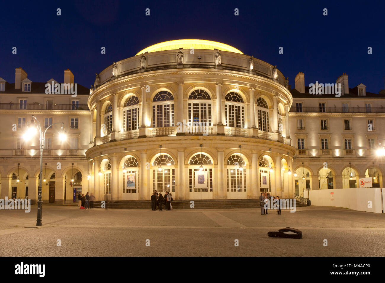 Rennes (Bretagne, nord-ouest de la France) : la place de la Mairie (Place de l'Hôtel de Ville) la nuit. L'opéra. (Non disponible pour la production de cartes postales Banque D'Images