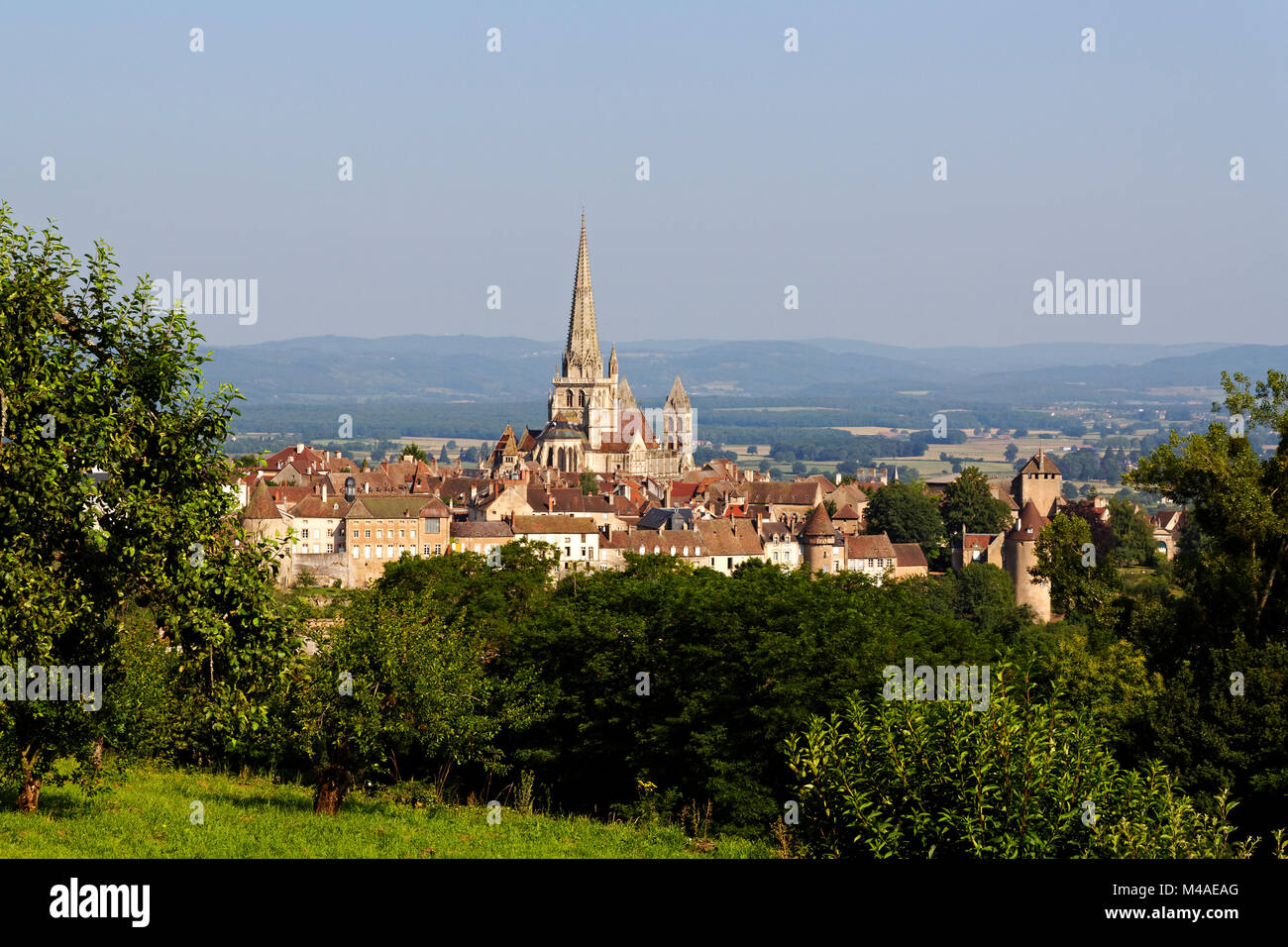 Vue sur la ville d'Autun avec Saint- Lazare cathédrale en lumière du soir, Bourgogne, France Banque D'Images