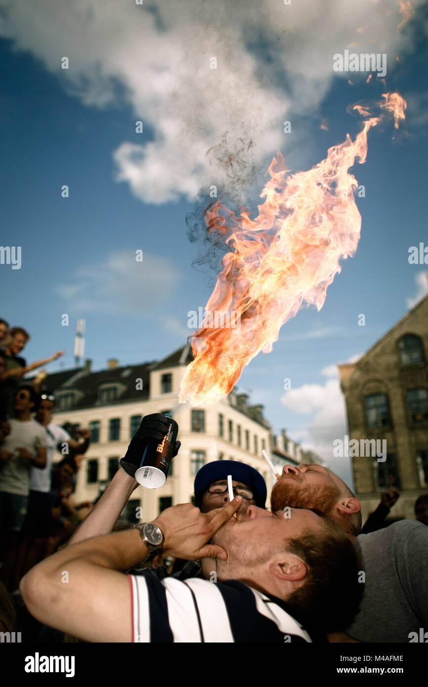 Une partie guy est en train de mettre le feu à un peut et la création d'une atmosphère sauvage à la fête de rue annuelle Festival Distorsion à Copenhague. Danemark 2011. Banque D'Images