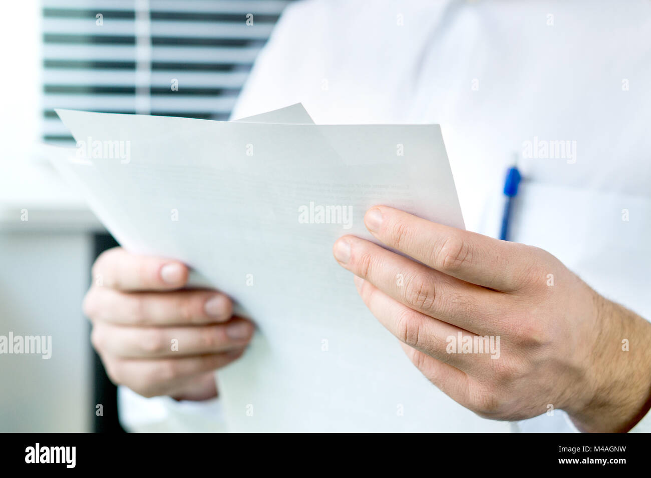 Médecin de la lecture du dossier médical du patient à partir de papier à l'hôpital. Le pharmacien avec la prescription. Banque D'Images Médecin de la lecture du dossier médical du patient à partir de papier à l'hôpital. Le pharmacien avec la prescription. Banque D'Images