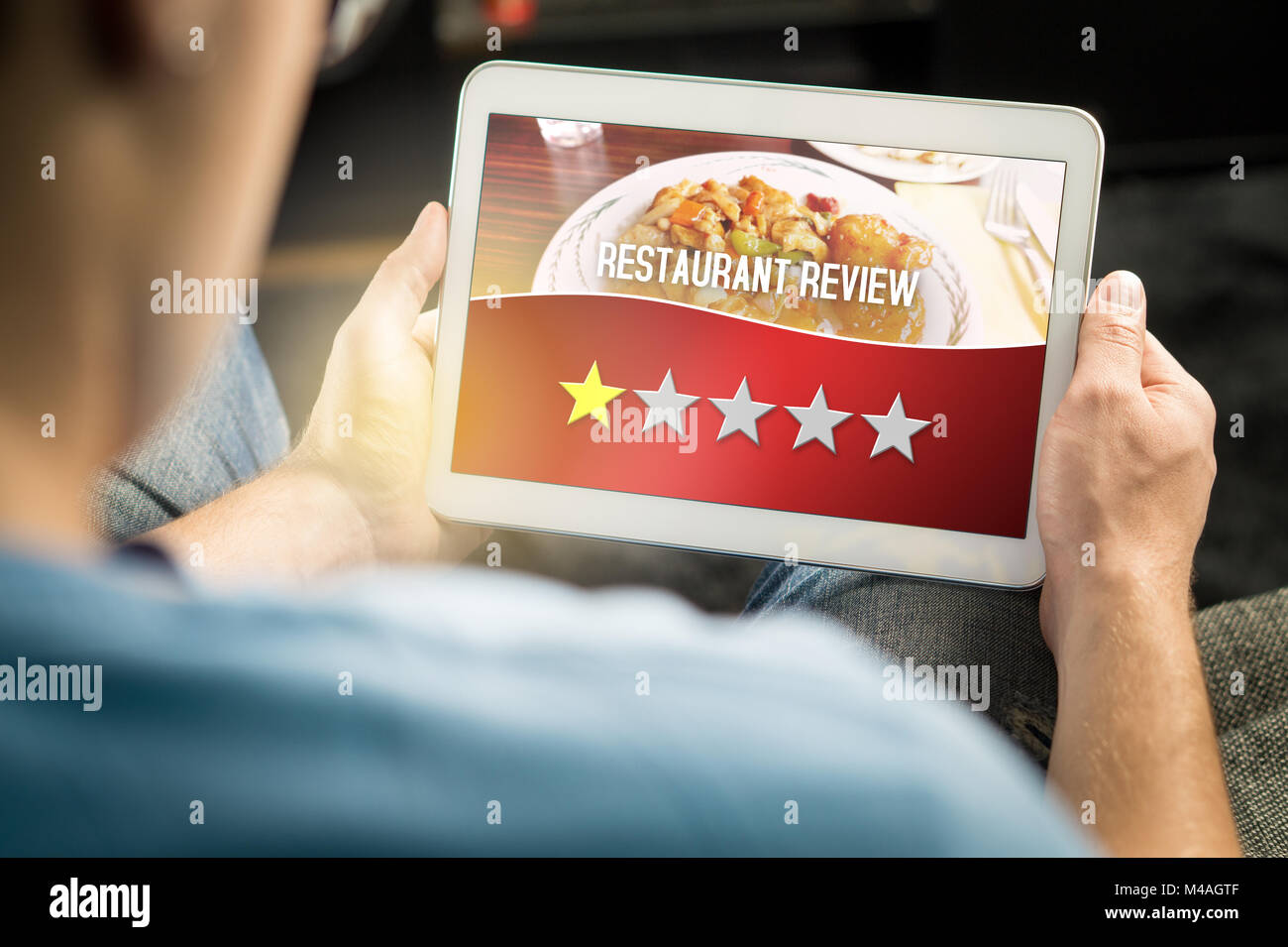 Mauvaise critique de restaurant. Déçus et mécontents de donner à la clientèle évaluation terrible avec tablette sur un site critique imaginaire, application, site web. Banque D'Images