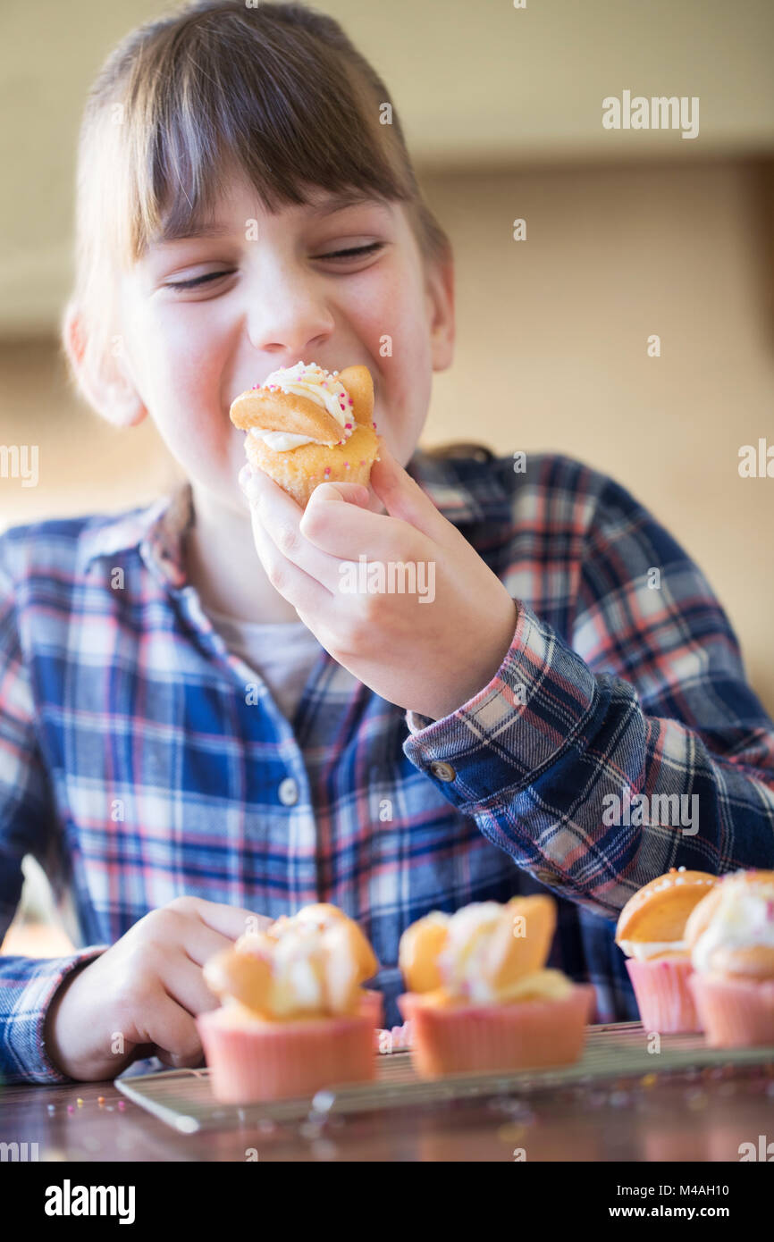 Girl In Cup Cakes Fait Maison Banque D'Images