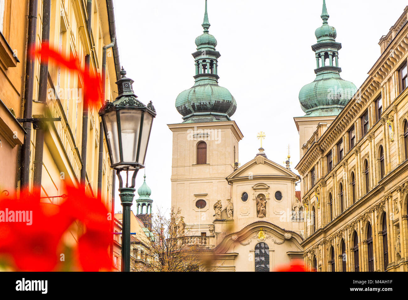De beaux bâtiments, des fleurs et la lanterne dans la vieille ville de Prague en République tchèque. Banque D'Images