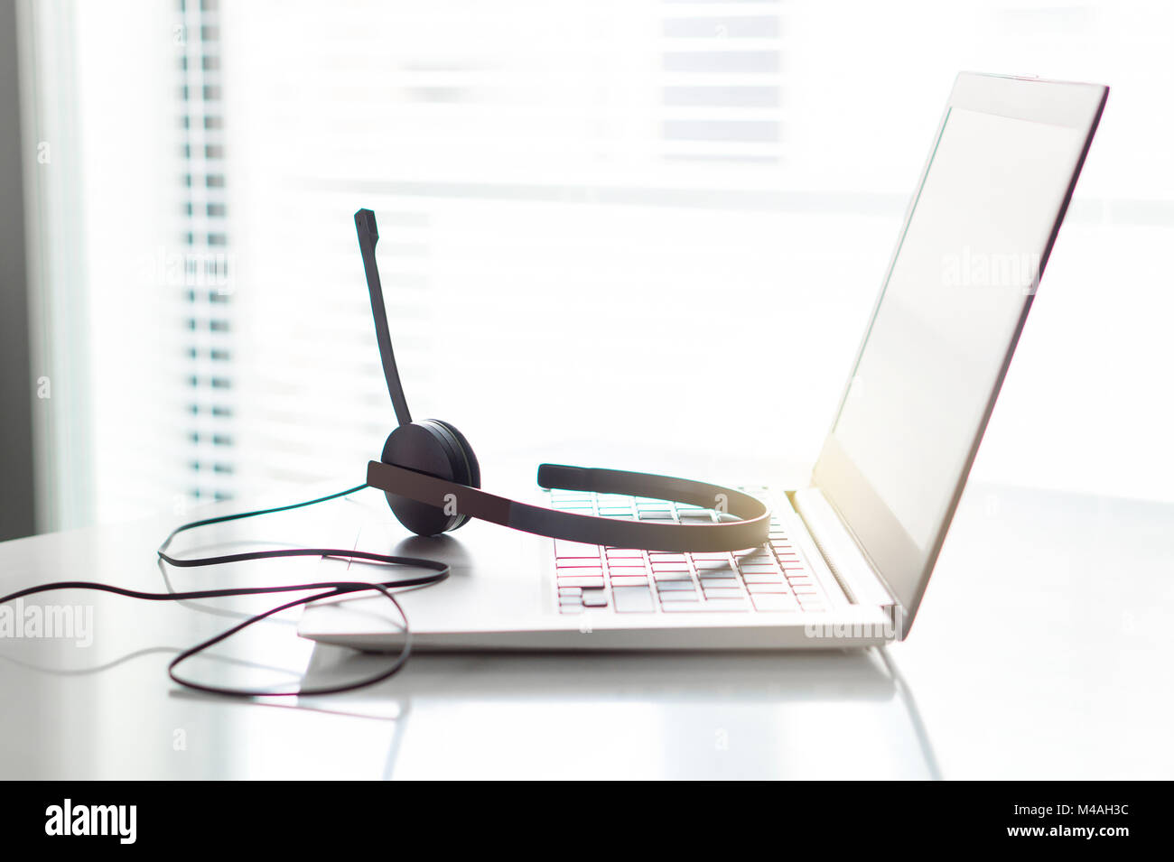 Help desk, le service client, l'assistance téléphonique ou d'un centre d'appel gratuit. Casque sur ordinateur portable. Conférence appel vidéo ou de télémarketing. Banque D'Images
