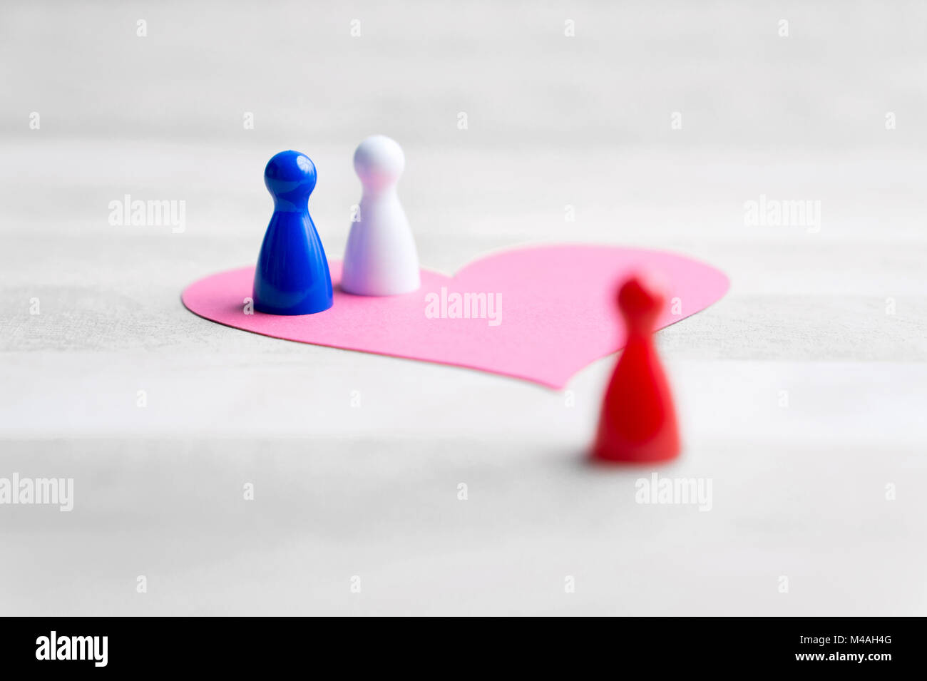 Triangle d'amour ou d'être troisième roue. Avoir affaire, l'infidélité ou la tricherie concept. Jeu de pions et papier sur table. Banque D'Images