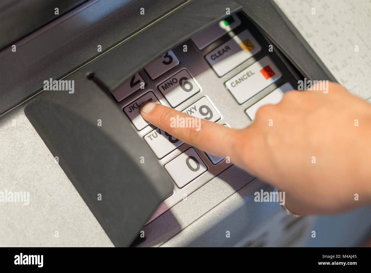 Qui entre dans son numéro de code pin pour distributeur automatique de  billets. L'argent et de retrait par concept. Main sur les boutons et  clavier Photo Stock - Alamy