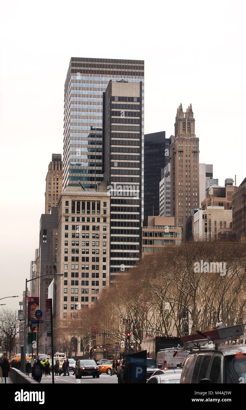 New York , New York, USA. 1 février, 2018. Vue vers le bas de la 42ème rue à midtown Manhattan sur un après-midi de semaine en hiver Banque D'Images