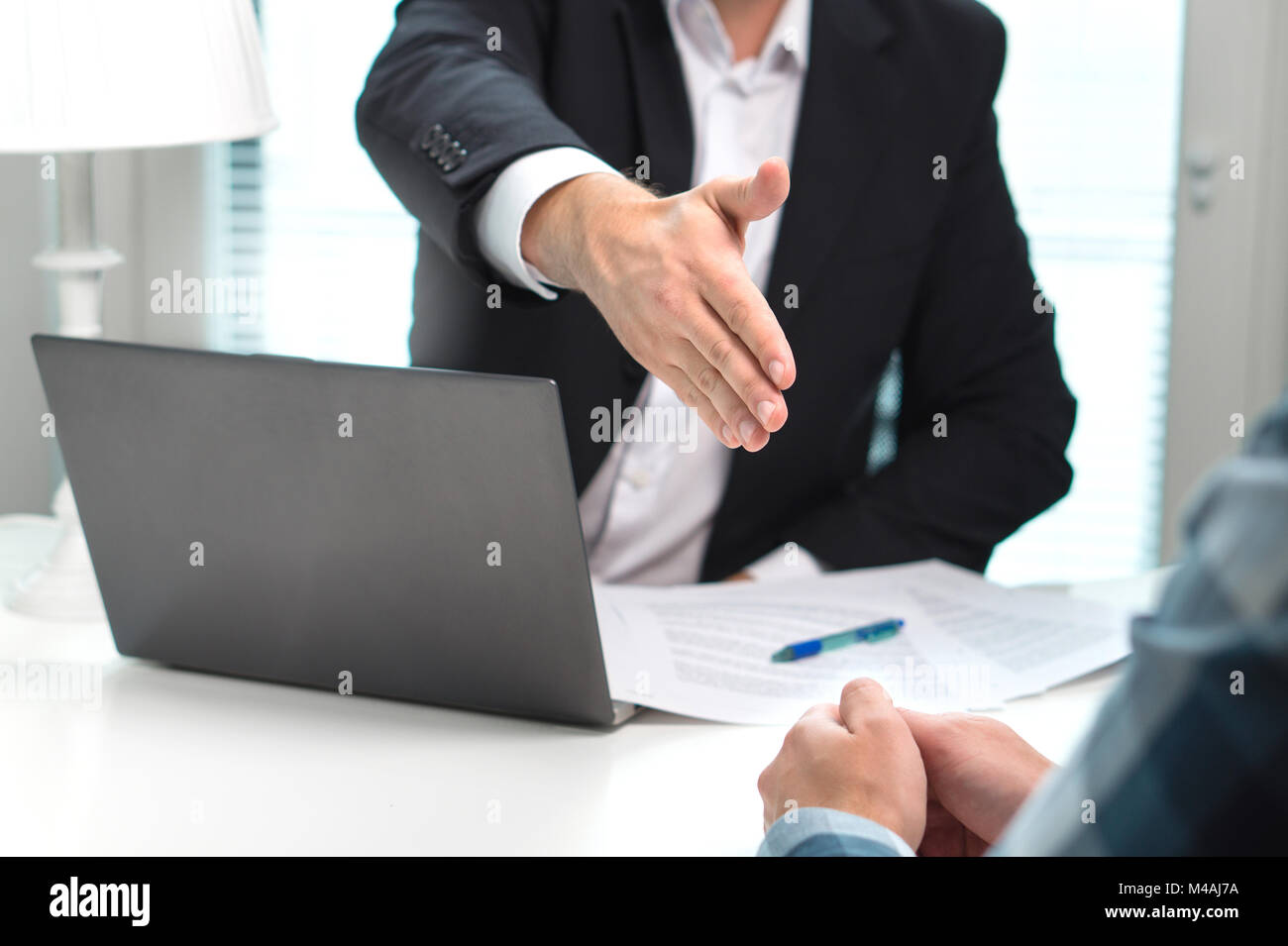 L'homme d'affaires et donner offre hand for handshake in office. Entretien d'embauche. Faire une demande de prêt en banque. Vendeur, travailleur de la banque ou d'un avocat. Banque D'Images