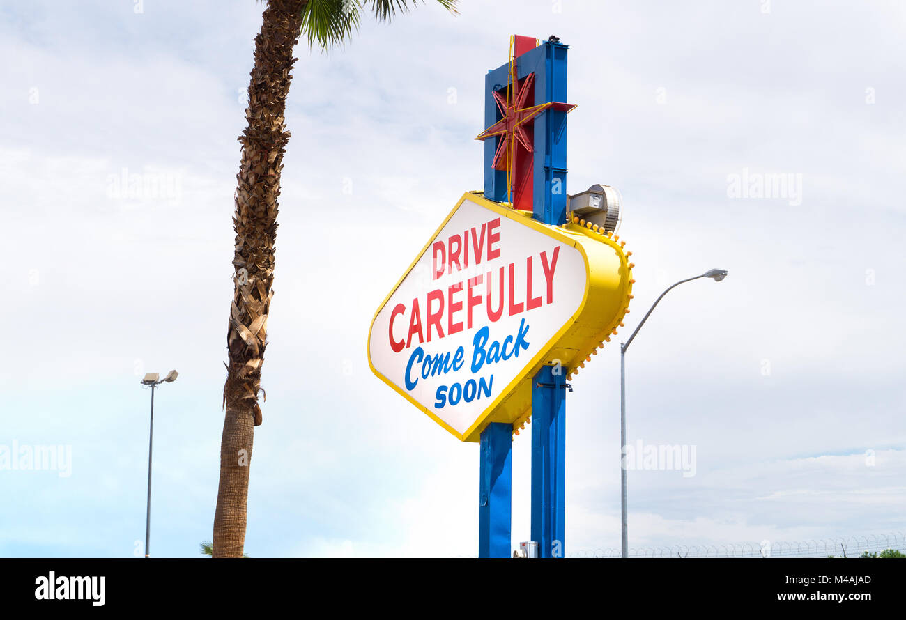 Las Vegas sign de l'autre côté et arrière vu à la sortie de la ville. Conduire avec prudence, revenez bientôt. Banque D'Images