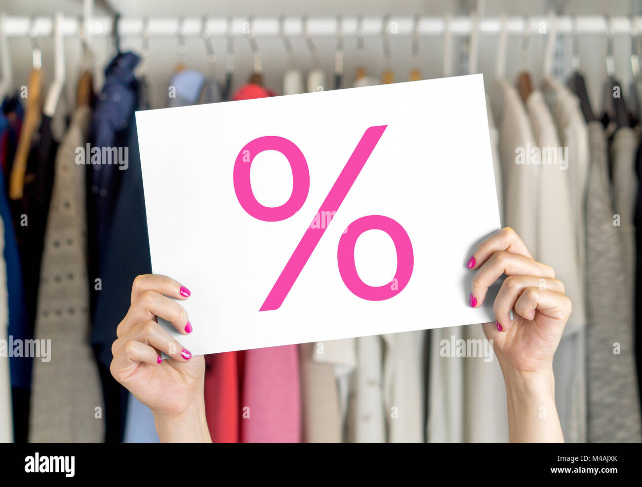 La vente, la négociation et la réduction des prix bon marché en magasin vêtements Banque D'Images
