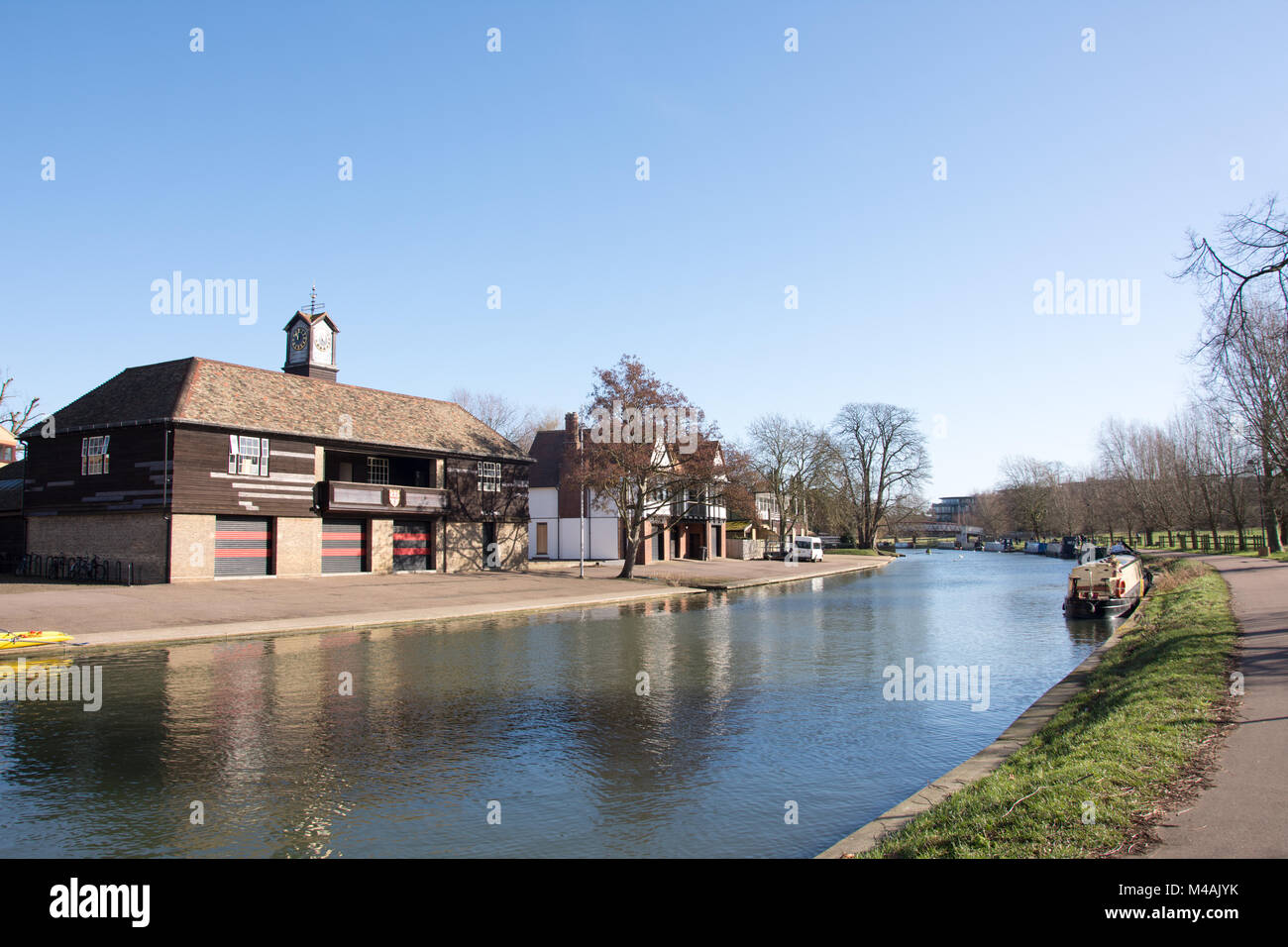 Vue de la rivière Cam, du milieu de l'Université commune montrant à bateaux et house boat. Banque D'Images