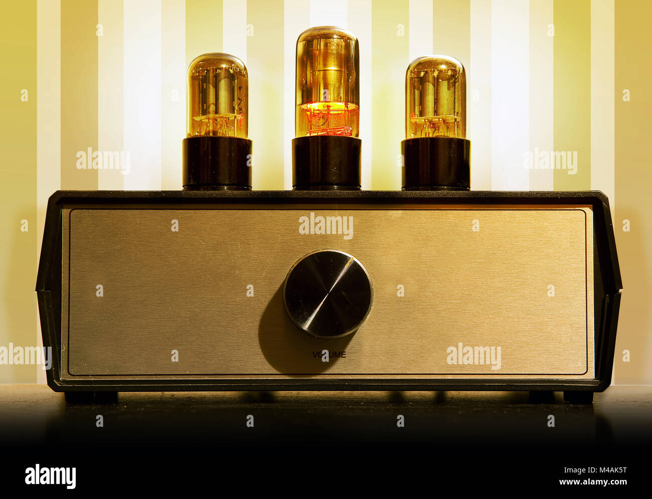 Ancien tube amplificateur pré pour les amateurs de bon son chaud de la musique Banque D'Images