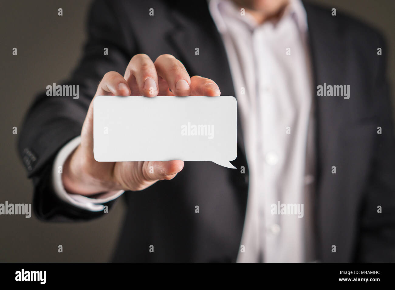 Business man holding empty white business card. Banque D'Images