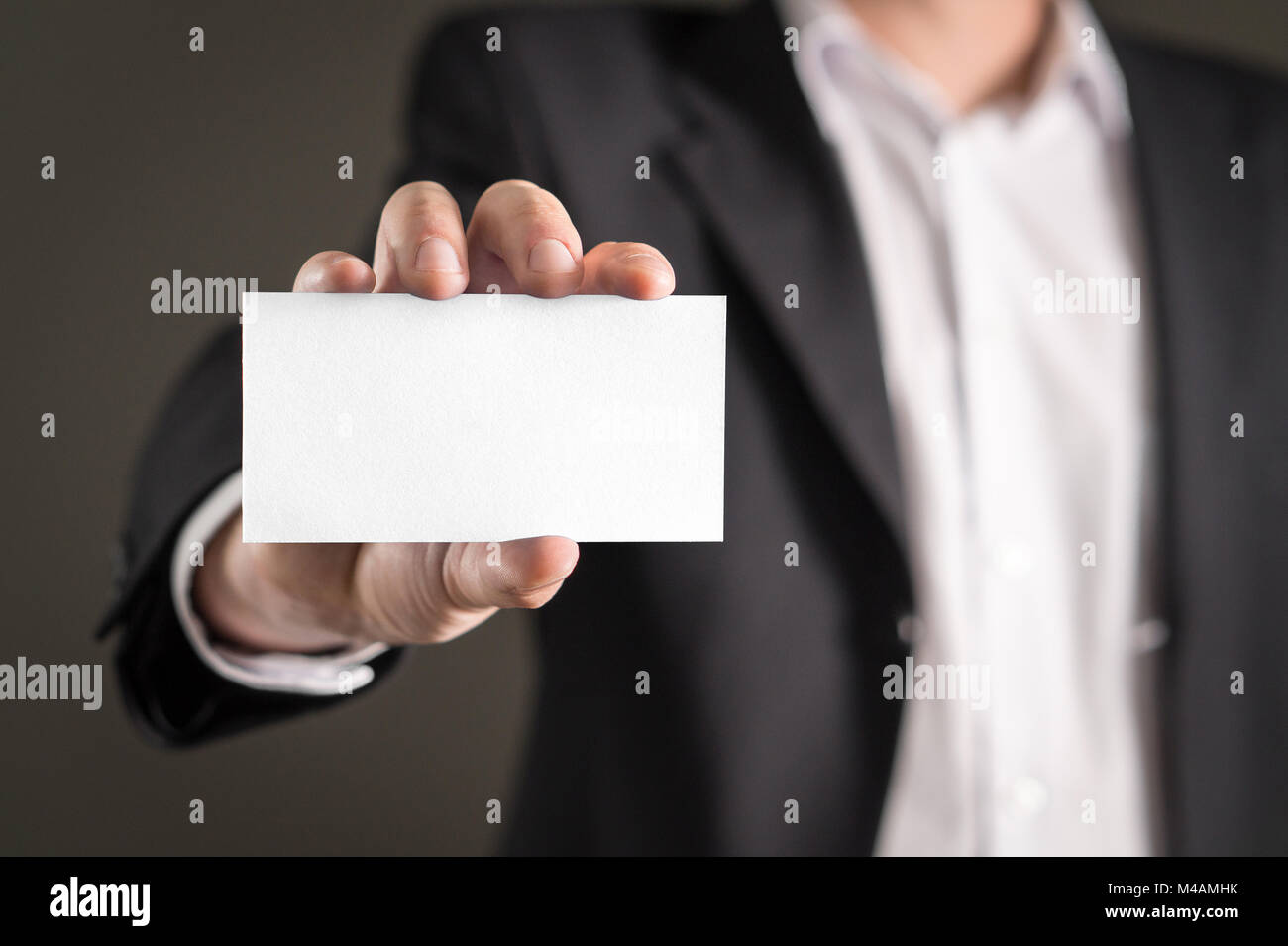 Business man holding empty white business card. Banque D'Images