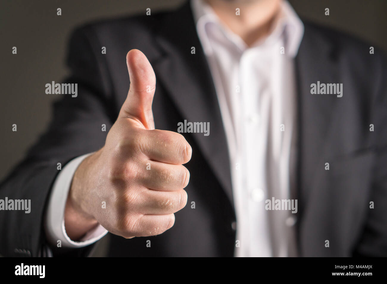 Business man showing Thumbs up. Banque D'Images