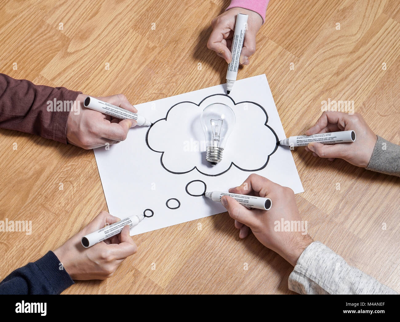 Bulle pensée ballon avec ampoule. De nouvelles idées de réflexion ensemble pour plan de marketing ou projet d'école. Le travail d'équipe, la synergie et l'éducation Banque D'Images
