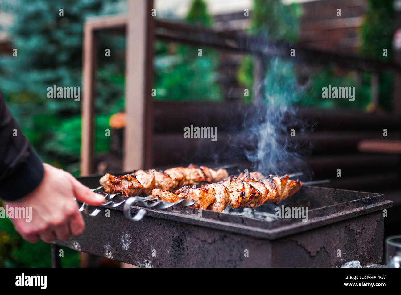 Kebab grillés cuisson sur metal brochette. La viande rôtie cuite à