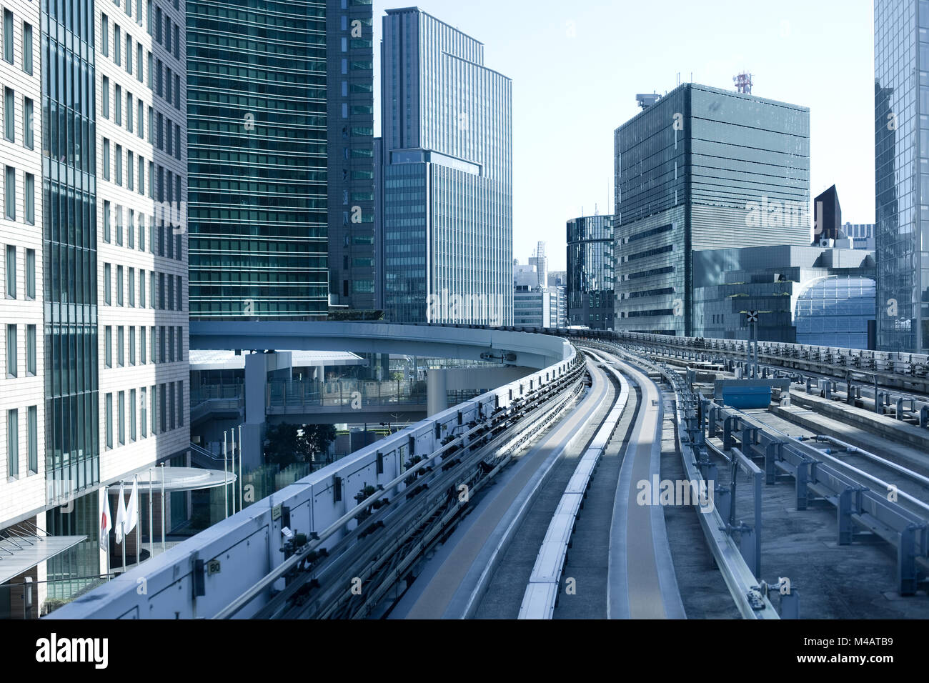 Immeubles de bureaux modernes de monorail surélevé Yurikamome, quartier Shinbashi, Minato Ward, Tokyo, région du Kanto, Honshu, Japan Banque D'Images