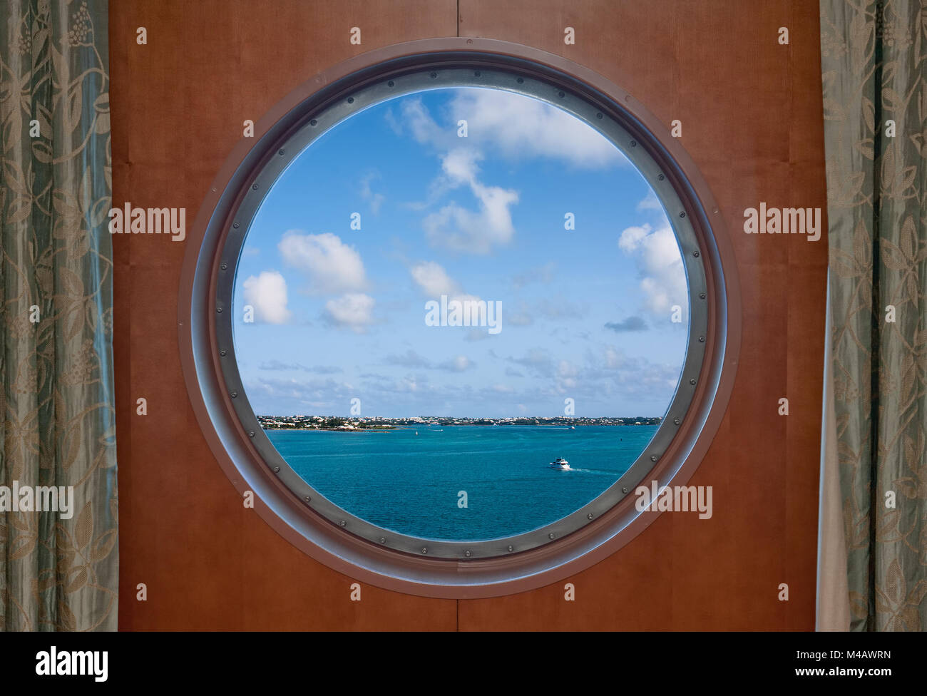 Les Bermudes littoral vue à travers un hublot de bateau de croisière Banque D'Images