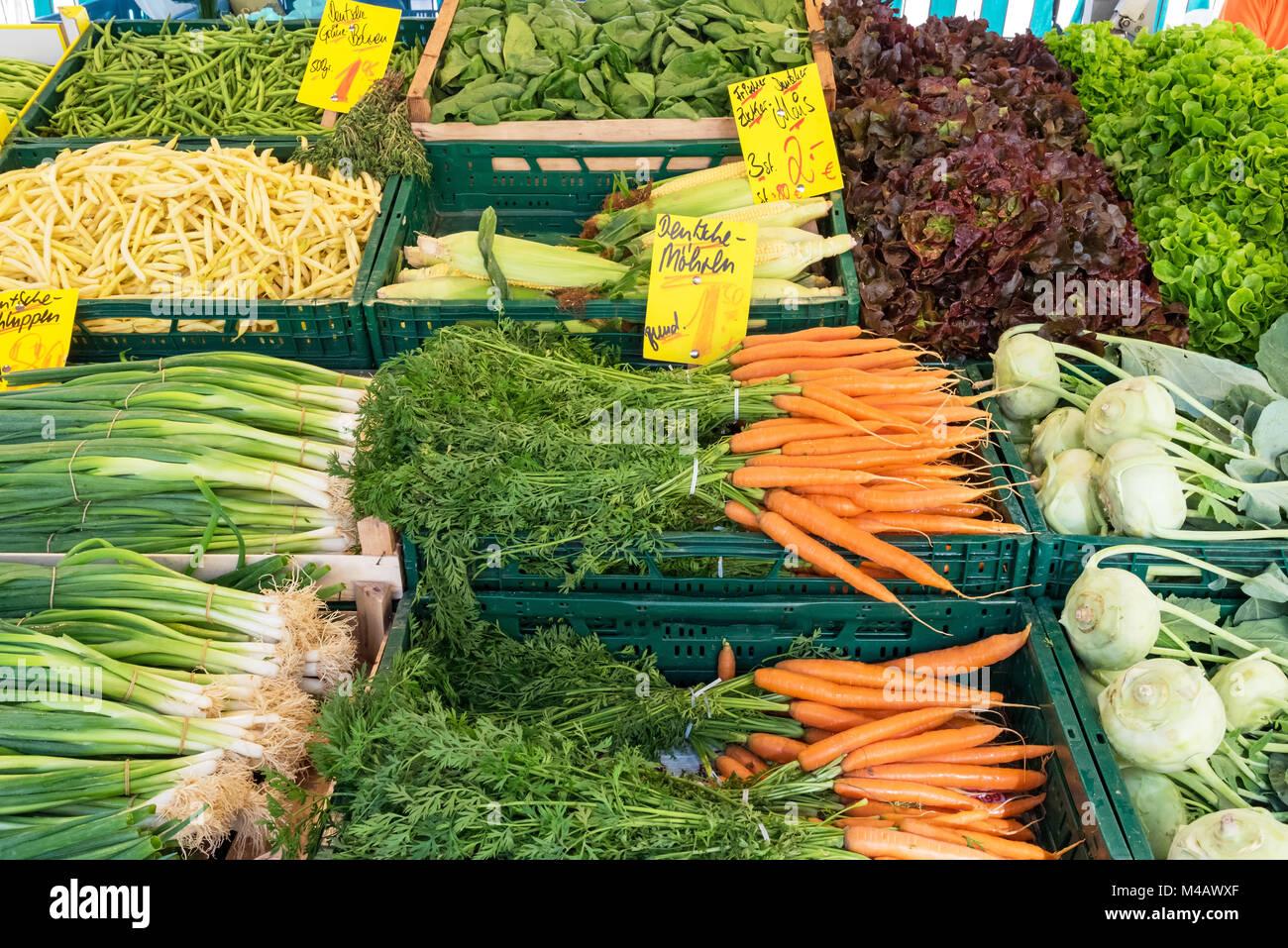 Stand du marché avec des légumes frais pour la vente Banque D'Images