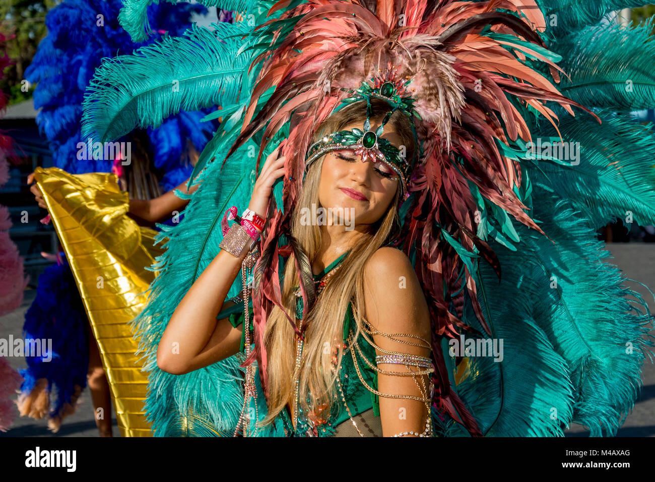 Une femelle Masquerader jouit d'elle-même dans le Cœur Carnival présentation - chatoiement et dentelle. Banque D'Images