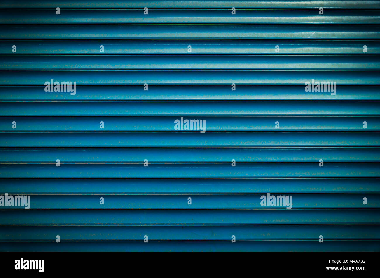 Lettres bleu marine métal peint fenêtre horizontale de volets roulants Portes de garage stores ou texture de fond. Banque D'Images