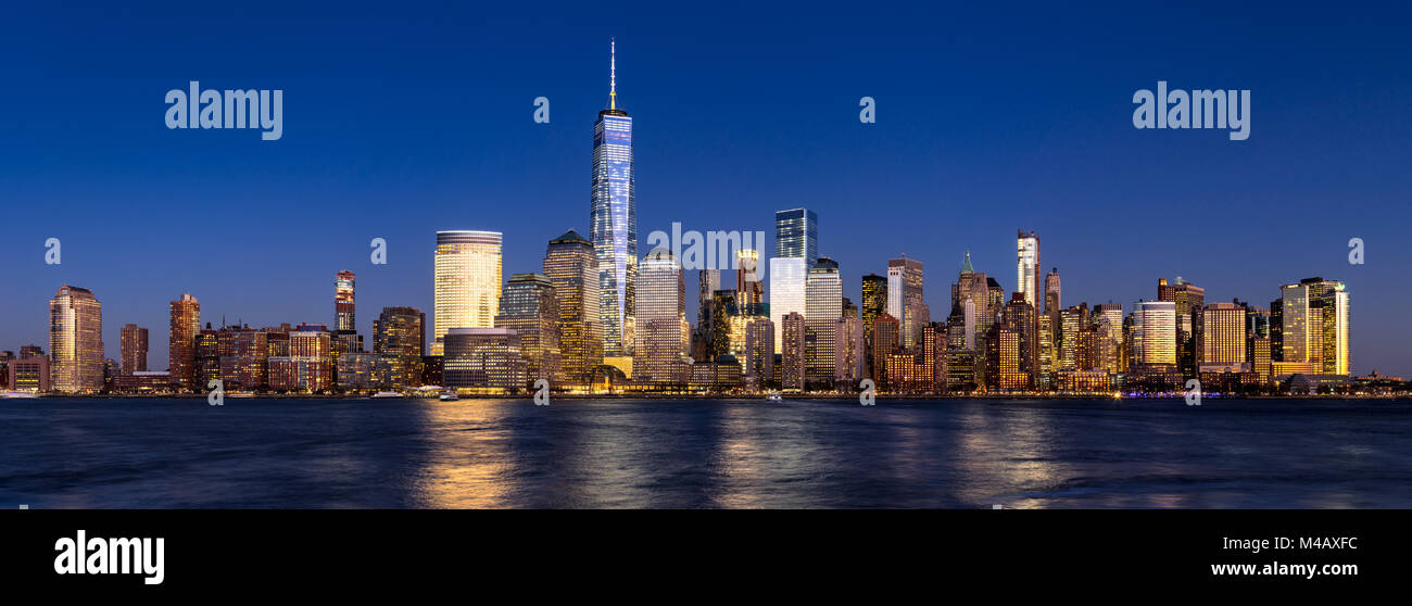 New York City Financial District skyline (Lower Manhattan) au crépuscule sur la Rivière Hudson Banque D'Images