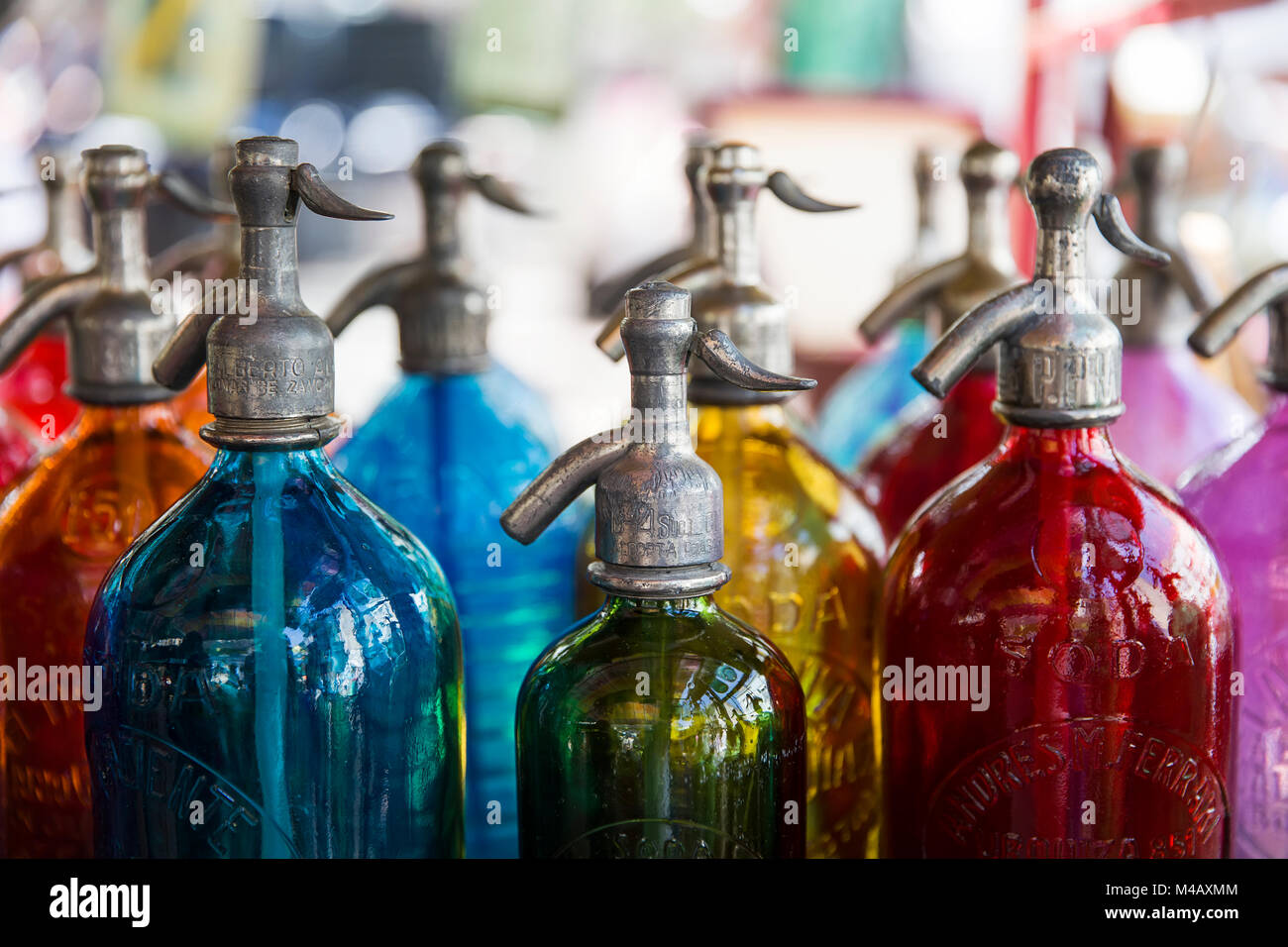 Bouteilles de boissons gazeuses au marché aux puces de San Telmo à Buenos Aires, Argentine. Banque D'Images