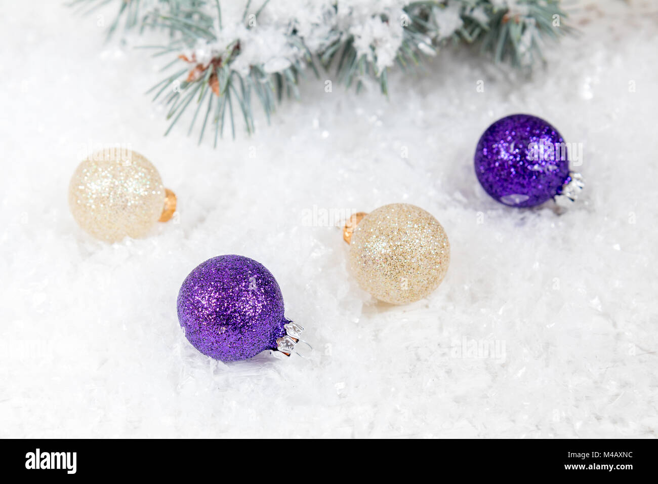 Boules de Noël et Nouvel An sur fond clair Banque D'Images