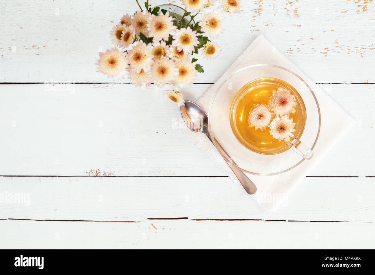 Tasse de thé avec des fleurs de chrysanthème Banque D'Images