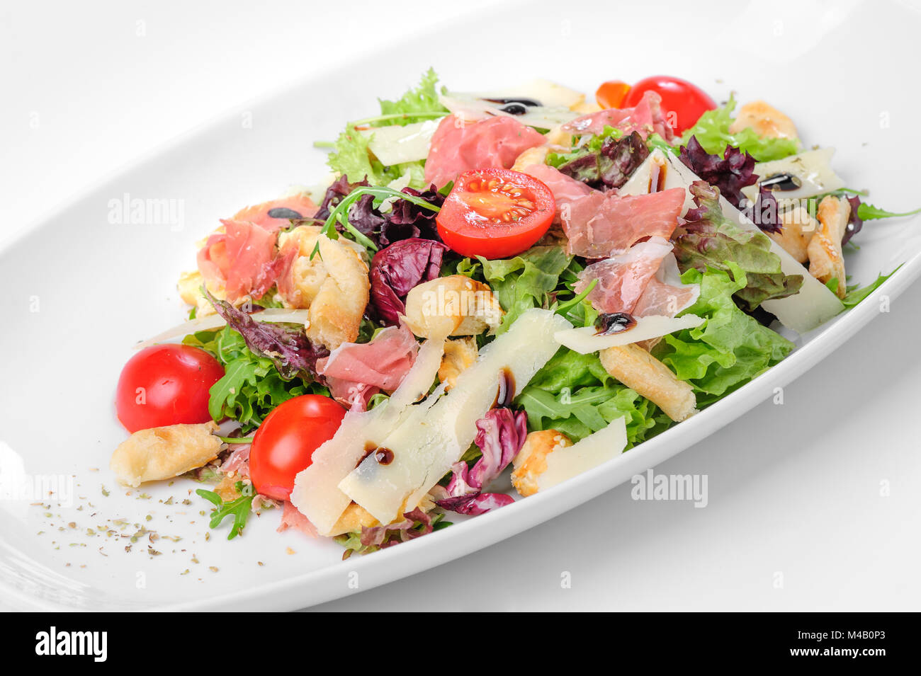 Avec salade de prosciutto, parmigiano, tomate et roquette Banque D'Images